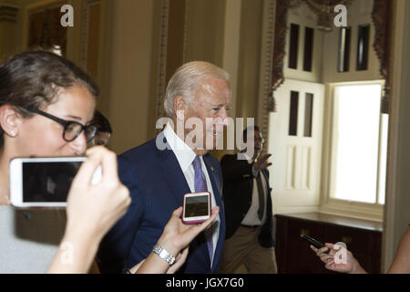 Washington, District de Columbia, Etats-Unis. 11 juillet, 2017. Ancien Vice-président américain Joe Biden arrive sur la colline du Capitole avant de prendre une photo de groupe avec les pages du Sénat' le 11 juillet 2017. Crédit : Alex Edelman/ZUMA/Alamy Fil Live News Banque D'Images