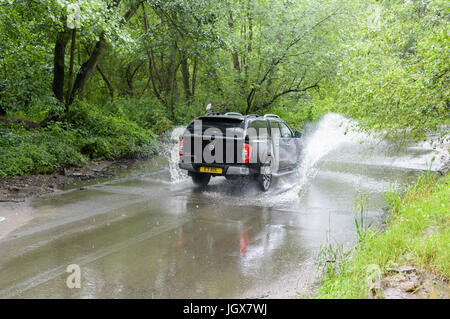 Oxton, Dorset, UK:11 Juillet 2017 : l'eau un gué sur la rivière Dove Beck près du village de Oxton commence à déborder en continu après la pluie torrentielle, les conducteurs prennent soin de passage. Crédit : Ian Francis/Alamy Live News Banque D'Images