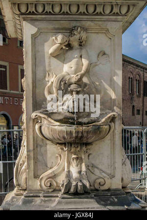 15 octobre 2004 - Pise, Italie - Détail de la fontaine de base qui détient la célèbre sculpture baroque en marbre par Flaminio Vacca de trois anges (La Fontana dei putti), se dresse sur l'historique Piazza dei Miracoli (Place des Miracles) de Pise, Italie, un site du patrimoine mondial et un favori destination touristique internationale. (Crédit Image : © Arnold Drapkin via Zuma sur le fil) Banque D'Images