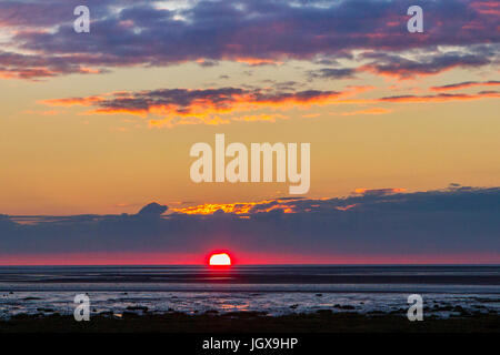 Southport, Merseyside, 11 juillet 2017. Météo britannique. Un magnifique coucher de soleil repose sur Southport Merseyside. Credit : Cernan Elias/Alamy Live News Banque D'Images