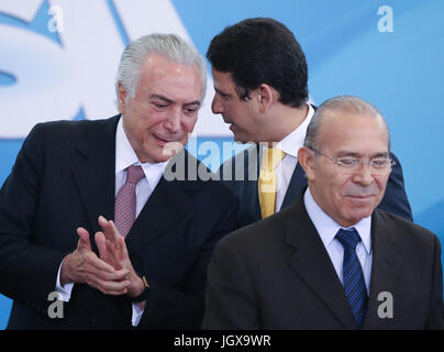 Le Brésil. 11 juillet, 2017. BrasÃ-Lia, 11/07/2017 - Michel Temer, Presidente da Republica, Bruno Araujo, Ministro da Cidades, Eliseu Padilha, Casa, durante Civil Lançamento do Programa Nacional de¡FundiÃ RegularizaçÃ£o ria. Bruno Spada/Tripé Fotografia (crédit Image : © TripeFoto via ZUMA Press) Banque D'Images