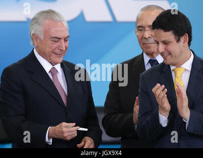 Le Brésil. 11 juillet, 2017. BrasÃ-Lia, 11/07/2017 - Michel Temer, Presidente da Republica, Bruno Araujo, Ministro da Cidades, Eliseu Padilha, Casa, durante Civil Lançamento do Programa Nacional de¡FundiÃ RegularizaçÃ£o ria. Bruno Spada/Tripé Fotografia (crédit Image : © TripeFoto via ZUMA Press) Banque D'Images