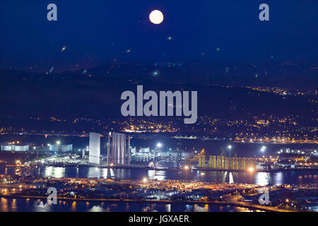 Belfast, Irlande du Nord. 12 juillet 2017. À minuit le 11 juillet, les feux étaient allumés à Belfast qui marque le début de la douzième année de célébrations de juillet. Credit : Bonzo/Alamy Live News Banque D'Images