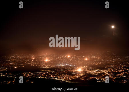 Belfast, Irlande du Nord. Jul 11, 2017. La scène donnant sur Belfast City comme lumière loyalistes des dizaines de feux de joie pour marquer la bataille de la Boyne en 1690. Credit : DMc Photographie/Alamy Live News Banque D'Images