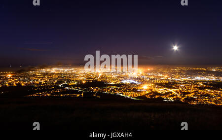 Belfast, Irlande du Nord. Jul 11, 2017. La scène donnant sur Belfast City comme lumière loyalistes des dizaines de feux de joie pour marquer la bataille de la Boyne en 1690. Credit : DMc Photographie/Alamy Live News Banque D'Images