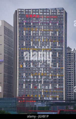 Guiyang, Guiyang, Chine. 11 juillet, 2017. Guiyang, Chine - 11 juillet 2017 : (usage éditorial uniquement. Chine).Des dizaines d'hôtels peut être vu à un bâtiment à Guiyang, au sud-ouest de la province du Guizhou en Chine. Crédit : SIPA Asie/ZUMA/Alamy Fil Live News Banque D'Images