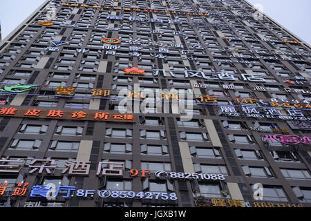 Guiyang, Guiyang, Chine. 11 juillet, 2017. Guiyang, Chine - 11 juillet 2017 : (usage éditorial uniquement. Chine).Des dizaines d'hôtels peut être vu à un bâtiment à Guiyang, au sud-ouest de la province du Guizhou en Chine. Crédit : SIPA Asie/ZUMA/Alamy Fil Live News Banque D'Images