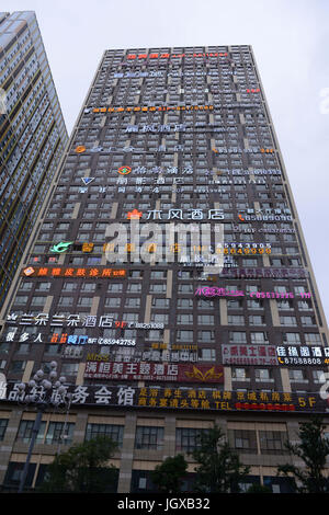 Guiyang, Guiyang, Chine. 11 juillet, 2017. Guiyang, Chine - 11 juillet 2017 : (usage éditorial uniquement. Chine).Des dizaines d'hôtels peut être vu à un bâtiment à Guiyang, au sud-ouest de la province du Guizhou en Chine. Crédit : SIPA Asie/ZUMA/Alamy Fil Live News Banque D'Images