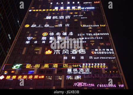 Guiyang, Guiyang, Chine. 11 juillet, 2017. Guiyang, Chine - 11 juillet 2017 : (usage éditorial uniquement. Chine).Des dizaines d'hôtels peut être vu à un bâtiment à Guiyang, au sud-ouest de la province du Guizhou en Chine. Crédit : SIPA Asie/ZUMA/Alamy Fil Live News Banque D'Images