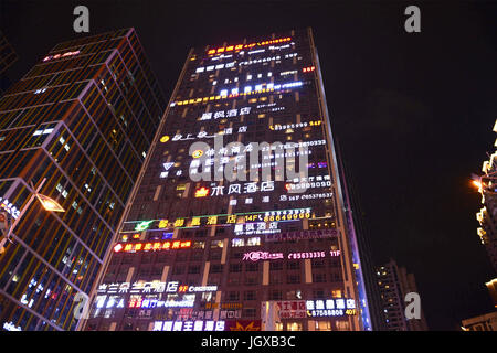 Guiyang, Guiyang, Chine. 11 juillet, 2017. Guiyang, Chine - 11 juillet 2017 : (usage éditorial uniquement. Chine).Des dizaines d'hôtels peut être vu à un bâtiment à Guiyang, au sud-ouest de la province du Guizhou en Chine. Crédit : SIPA Asie/ZUMA/Alamy Fil Live News Banque D'Images