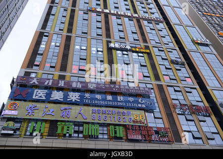 Guiyang, Guiyang, Chine. 11 juillet, 2017. Guiyang, Chine - 11 juillet 2017 : (usage éditorial uniquement. Chine).Des dizaines d'hôtels peut être vu à un bâtiment à Guiyang, au sud-ouest de la province du Guizhou en Chine. Crédit : SIPA Asie/ZUMA/Alamy Fil Live News Banque D'Images