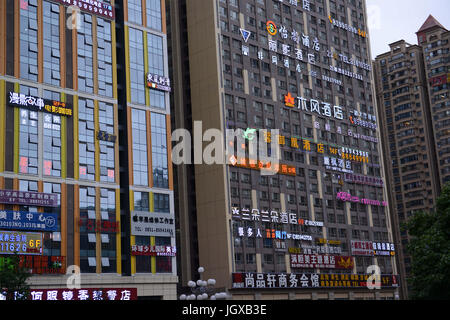 Guiyang, Guiyang, Chine. 11 juillet, 2017. Guiyang, Chine - 11 juillet 2017 : (usage éditorial uniquement. Chine).Des dizaines d'hôtels peut être vu à un bâtiment à Guiyang, au sud-ouest de la province du Guizhou en Chine. Crédit : SIPA Asie/ZUMA/Alamy Fil Live News Banque D'Images