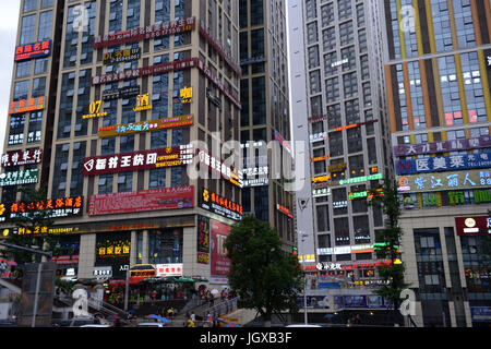 Guiyang, Guiyang, Chine. 11 juillet, 2017. Guiyang, Chine - 11 juillet 2017 : (usage éditorial uniquement. Chine).Des dizaines d'hôtels peut être vu à un bâtiment à Guiyang, au sud-ouest de la province du Guizhou en Chine. Crédit : SIPA Asie/ZUMA/Alamy Fil Live News Banque D'Images