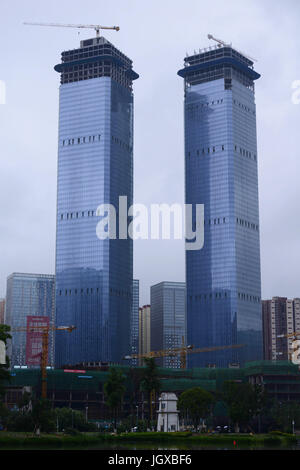 Guiyang, Guiyang, Chine. 11 juillet, 2017. Guiyang, Chine - 11 juillet 2017 : (usage éditorial uniquement. Chine).Les deux tours sont en construction dans la région de Guiyang, province du Guizhou, au sud-ouest de la Chine, 11 juillet, 2017. Crédit : SIPA Asie/ZUMA/Alamy Fil Live News Banque D'Images