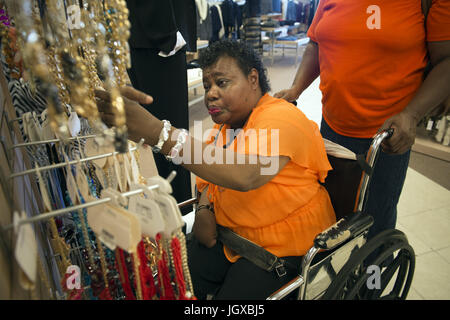 Waycross, GA, USA. 17 Sep, 2014. Helen Lotson boutiques de bijoux lors d'une sortie de son foyer de groupe, Maison Satilla. Le groupe privé home est composé d'infirmières et infirmiers auxiliaires autorisés, géré par les Timbres de Pâques et financé par Medicaid renonciations pour personnes ayant une déficience intellectuelle Crédit : Robin Rayne Nelson/ZUMA/Alamy Fil Live News Banque D'Images