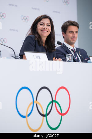 Lausanne, Suisse. 11 juillet, 2017. Le maire de Paris Anne Hidalgo (L) assiste à une conférence de presse après la 130e session extraordinaire du CIO à Lausanne, Suisse, le 11 juillet 2017. Le Comité International Olympique (CIO) le mardi a voté à l'unanimité en faveur de l'attribution des Jeux Olympiques de 2024 et 2028 à la même occasion. Credit : Xu Jinquan/Xinhua/Alamy Live News Banque D'Images