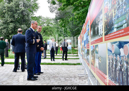 Paris, France. 11 juillet, 2017. Vous pourrez regarder une exposition de photos marquant le 90e anniversaire de la fondation de l'Armée de libération de Chine (APL) à Paris, France, le 11 juillet 2017. Crédit : Chen Yichen/Xinhua/Alamy Live News Banque D'Images