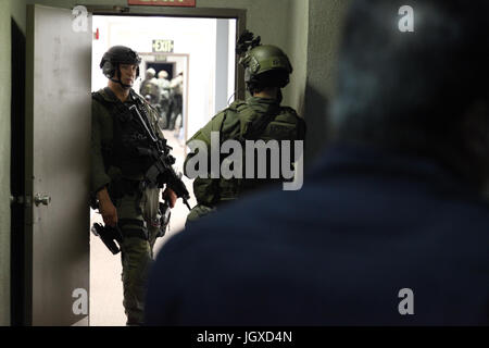 Los Angeles, USA. Jul 11, 2017. Les agents de la SWAT un raid vacances lors d'un affrontement armé dans la région de Los Feliz de Los Angeles le 11 juillet 2017 tandis que la chasse pour le tueur d'Israël Corpus de Tustin, en Californie. Credit : Corey Bodoh-Creed/Alamy Live News Banque D'Images