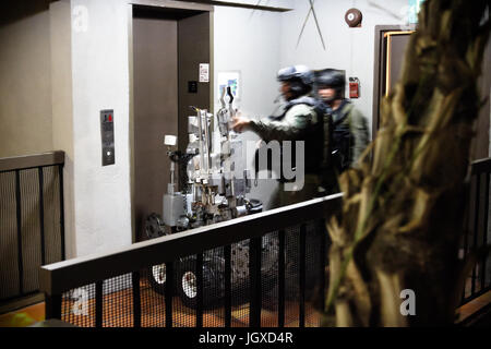 Los Angeles, USA. Jul 11, 2017. Les agents de la SWAT un raid vacances lors d'un affrontement armé dans la région de Los Feliz de Los Angeles le 11 juillet 2017 tandis que la chasse pour le tueur d'Israël Corpus de Tustin, en Californie. Credit : Corey Bodoh-Creed/Alamy Live News Banque D'Images