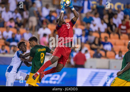 Houston, Texas, USA. 11 juillet, 2017. Guyane gardien Donovan Leon (22) attrape la balle pendant la 2ème moitié de la Gold Cup match de football entre le Honduras et la Guyane au stade BBVA Compass à Houston, TX le 11 juillet 2017. Le jeu est terminé dans un 0-0 draw. Credit : Trask Smith/ZUMA/Alamy Fil Live News Banque D'Images