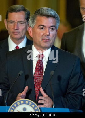 États-unis le sénateur Cory Gardner (républicain de Californie) s'adresse aux journalistes après le parti républicain aux États-Unis déjeuner du Capitole à Washington, DC le Mardi, Juillet 11, 2017. Credit : Ron Sachs / CNP · AUCUN SERVICE DE FIL · Photo : Ron Sachs/consolidé Nouvelles Photos/Ron Sachs - CNP Banque D'Images