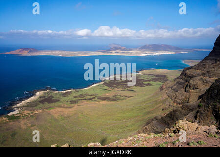 Blick vom mirador de guinate auf die Insel La Graciosa, Lanzarote, kanarische inseln, europa | vue depuis le mirador de guinate à la Graciosa island, lan Banque D'Images