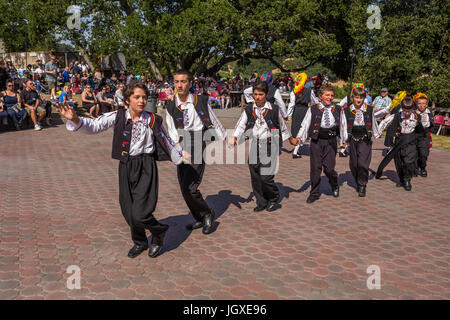 Les garçons, Greek-American Greek Folk Dancers, danse, danse grecque, Marin Festival Grec, ville de Novato, comté de Marin, en Californie Banque D'Images