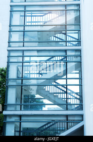 Escalier en verre et métal dans le bâtiment de style moderne Banque D'Images