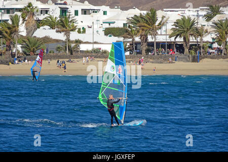 Windsurfer vor dem 71, Playa de las Cucharas, Costa Teguise, Lanzarote, Kanarische Inseln, Europa | Wind surfer à Playa de las Cucharas, plage Banque D'Images