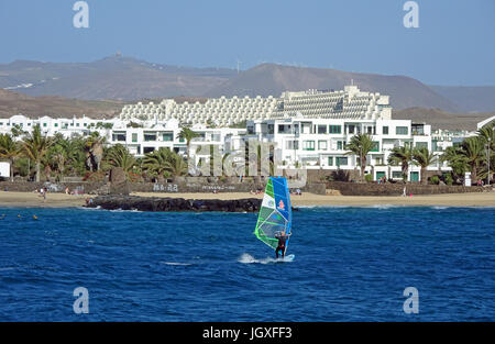 Windsurfer vor dem 71, Playa de las cucharas, Costa Teguise, Lanzarote, kanarische inseln, europa | wind surfer à Playa de las cucharas, plage Banque D'Images