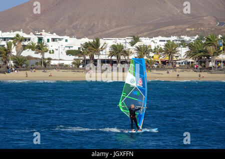 Windsurfer vor dem 71, Playa de las cucharas, Costa Teguise, Lanzarote, kanarische inseln, europa | wind surfer à Playa de las cucharas, plage Banque D'Images