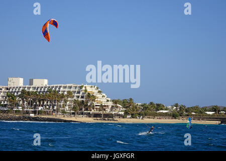 Kitesurfer vor dem 71, Playa de las cucharas, Costa Teguise, Lanzarote, kanarische inseln, europa | kite surfer à Playa de las cucharas, plage Banque D'Images