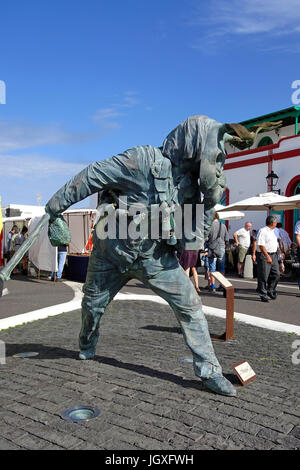 Elegua, mourir, teufelsstatue marktstaende sonntagsmarkt strassencafe und, dans Teguise, Lanzarote, kanarische inseln, europa | elegua, un diable statue, str Banque D'Images