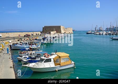 La pêche traditionnelle des bateaux amarrés dans le port d'Héraklion avec Château à l'arrière, Héraklion, Crète, Grèce, Europe. Banque D'Images