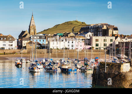 14 Juin 2017 : Ilfracombe, Devon, England, UK - Le port par un beau matin ensoleillé en été, avec la colline de Capstone en arrière-plan. Banque D'Images