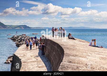 1 Juillet 2017 : Lyme Regis, Dorset, England, UK - Les visiteurs profitant du beau temps sur le Cobb. Banque D'Images