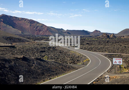 Strasse durch den Nationalpark Timanfaya, Lanzarote, Kanarische Inseln, Europa | Road à parc National de Timanfaya, Lanzarote, Canaries, l'Europe Banque D'Images