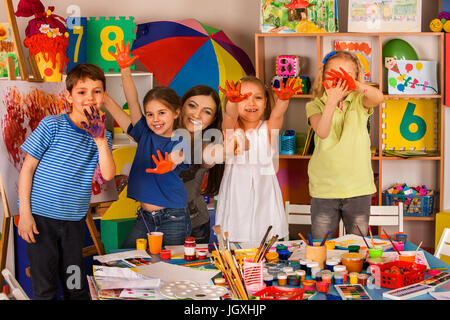 Petite fille aux étudiants la peinture au doigt en art school class. Banque D'Images