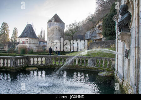 Brantom, Dordogne, France. Appelée la Venise du Périgord c'est sur une île et la rivière s'écoule autour et à travers la ville. Banque D'Images