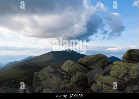 Franconia Ridge sur l'Appalachian Trail, vu du Mt la liberté, avec les sommets du mont Lafayette et Mt Garfield visible sur la crête. Banque D'Images