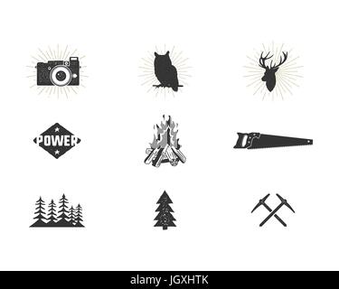 Silhouette de l'aventure de plein air icons set. Monter et formes de camping collection. L'ensemble des pictogrammes noir simple. Utiliser pour la création de logo et d'autres randonnées, surf designs. Vector isolated on white. Illustration de Vecteur