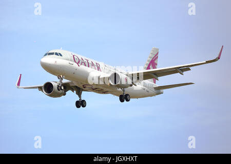 Qatar Airways Airbus A320-214(wl) a7-laa l'atterrissage à l'aéroport de Heathrow, Royaume-Uni Banque D'Images