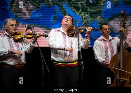 Ensemble professionnel artistique à partir de la crişana Oradea, Roumanie, l'exécution au 29e Festival de Folklore CIOFF international Folkart, folklore sous-festival Festival de Carême, l'un des plus grands festivals en plein air en Europe. Folkart, Festival le Carême, Maribor, Slovénie, 2017. Banque D'Images