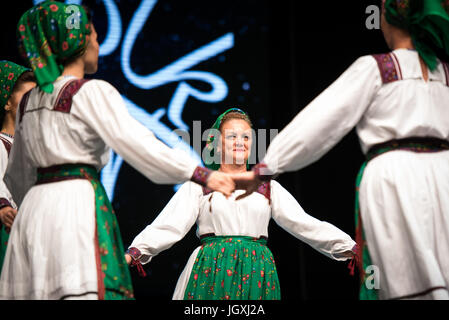 Ensemble professionnel artistique à partir de la crişana Oradea, Roumanie, l'exécution au 29e Festival de Folklore CIOFF international Folkart, folklore sous-festival Festival de Carême, l'un des plus grands festivals en plein air en Europe. Folkart, Festival le Carême, Maribor, Slovénie, 2017. Banque D'Images