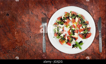 Salade Caprese plat sur comptoir de granit avec copyspace sur le côté.vue d'en haut Banque D'Images