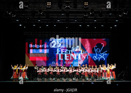 Trakia Folk Dance Ensemble de Plovdiv, Bulgarie, effectuant à 29e Festival de Folklore CIOFF international Folkart, folklore sous-festival Festival de Carême, l'un des plus grands festivals en plein air en Europe. Folkart, Festival le Carême, Maribor, Slovénie, 2017. Banque D'Images