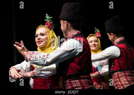 Trakia Folk Dance Ensemble de Plovdiv, Bulgarie, effectuant à 29e Festival de Folklore CIOFF international Folkart, folklore sous-festival Festival de Carême, l'un des plus grands festivals en plein air en Europe. Folkart, Festival le Carême, Maribor, Slovénie, 2017. Banque D'Images