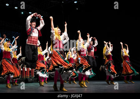 Trakia Folk Dance Ensemble de Plovdiv, Bulgarie, effectuant à 29e Festival de Folklore CIOFF international Folkart, folklore sous-festival Festival de Carême, l'un des plus grands festivals en plein air en Europe. Folkart, Festival le Carême, Maribor, Slovénie, 2017. Banque D'Images