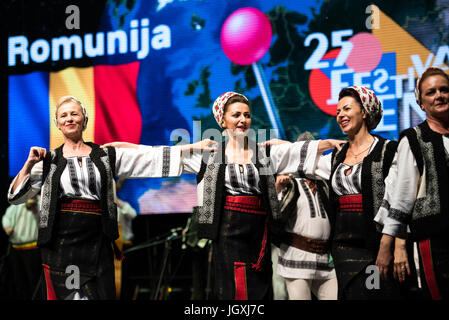 Ensemble professionnel artistique à partir de la crişana Oradea, Roumanie, l'exécution au 29e Festival de Folklore CIOFF international Folkart, folklore sous-festival Festival de Carême, l'un des plus grands festivals en plein air en Europe. Folkart, Festival le Carême, Maribor, Slovénie, 2017. Banque D'Images