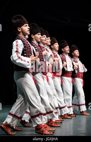 Trakia Folk Dance Ensemble de Plovdiv, Bulgarie, effectuant à 29e Festival de Folklore CIOFF international Folkart, folklore sous-festival Festival de Carême, l'un des plus grands festivals en plein air en Europe. Folkart, Festival le Carême, Maribor, Slovénie, 2017. Banque D'Images